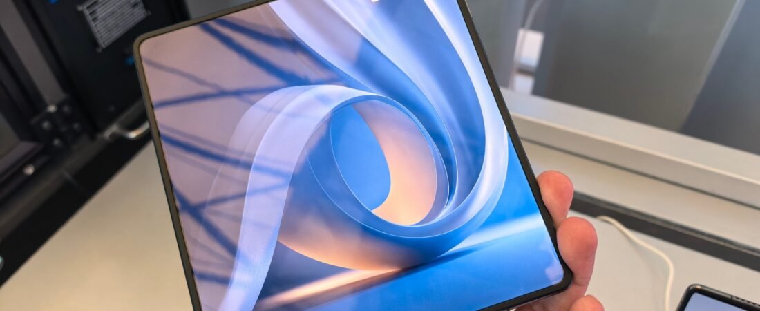 Visionox’s “Seamless” Foldable Screen Hands-On: Crease Nearly Invisible Under Strong Light